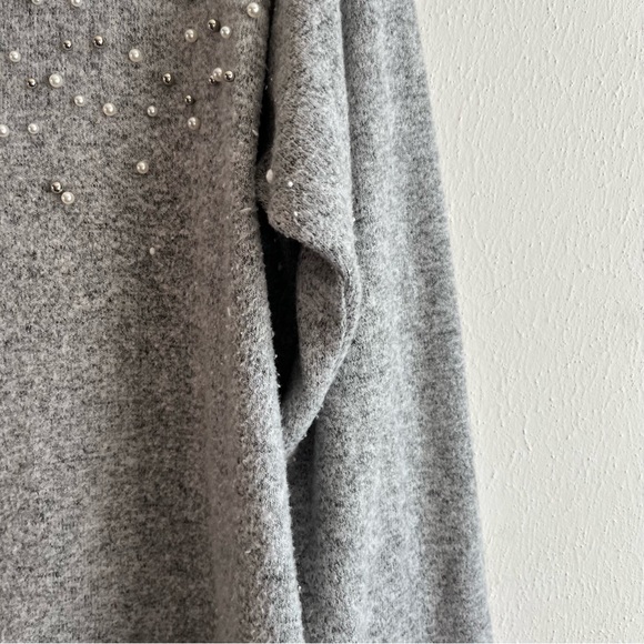 Torrid Sweater Gray w/ Pearls at Neck Super Soft Plush Crew Neck Knit Sz 1X (1) - Picture 12 of 15